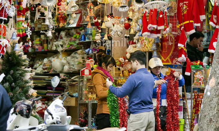 บรรยากาศเตรียมฉลองเทศกาลคริสต์มาสที่กรุงฮานอยและนครโฮจิมินห์ - ảnh 5